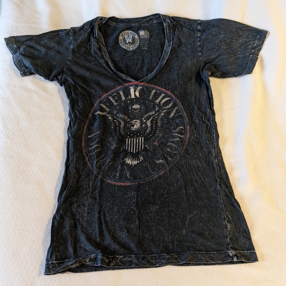 V neck graphic tee